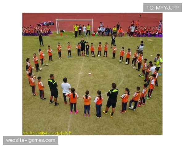 意甲俱乐部开放日，数千名球迷走进训练基地参观