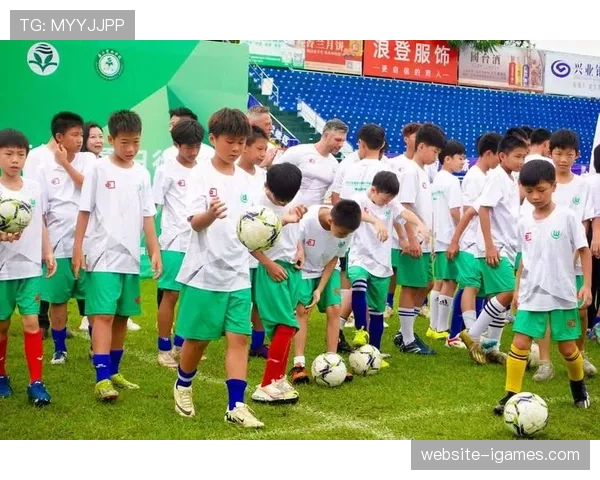 西甲举办“足球与社区”教育项目，邀请各队青训球员进入学校互动